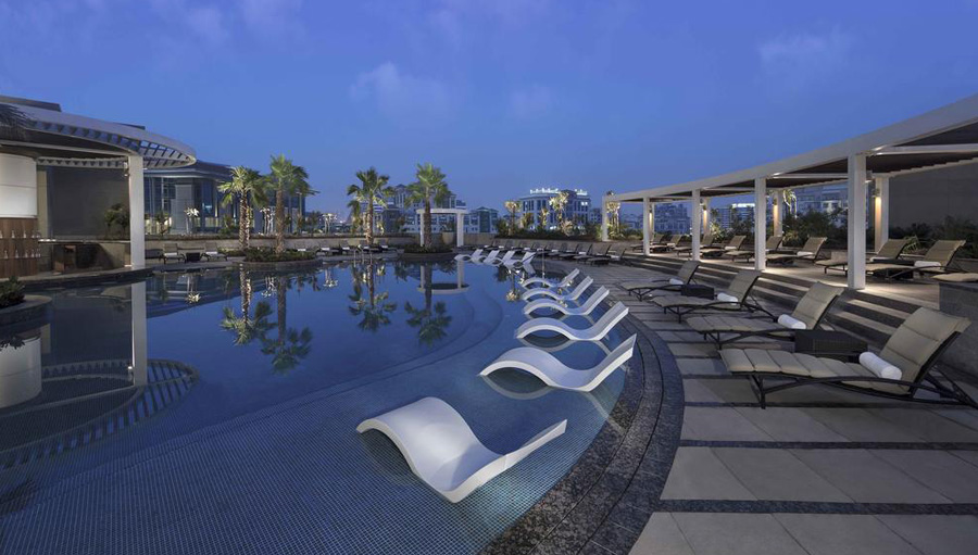 Shallow sales pool chair